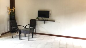 Superior Chalet | Living area | 25-inch TV with cable channels - Singgahsana Villa (Langkawi)