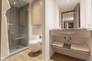 Apartment, 1 Queen-Bett | Badezimmer | Dusche, Haartrockner, Handtücher