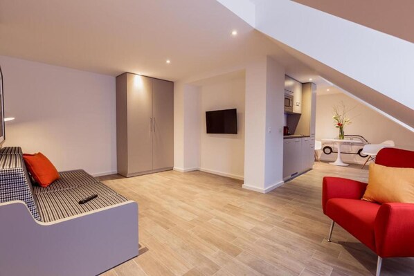 Apartment, 1 Queen Bed | Living room