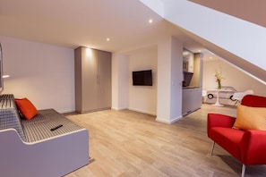 Apartment, 1 Queen-Bett | Wohnzimmer | 30-Zoll-Fernseher mit Kabelempfang