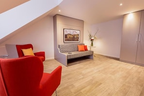 Apartment, 1 Queen-Bett | Wohnzimmer | 30-Zoll-Fernseher mit Kabelempfang