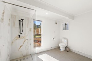 Tina con regadera, secadora de cabello, toallas, shampoo 