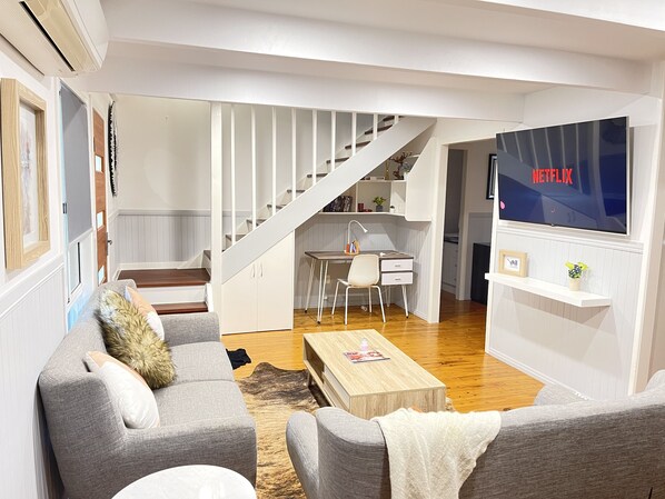 Smart TV, caminetto, libri