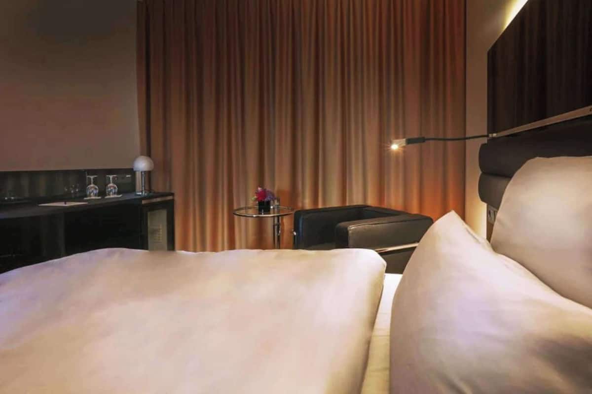 Comfort-værelse - 1 queensize-seng (Walk-in Shower) | Premium-sengetøj, minibar, pengeskab på værelset, skrivebord
