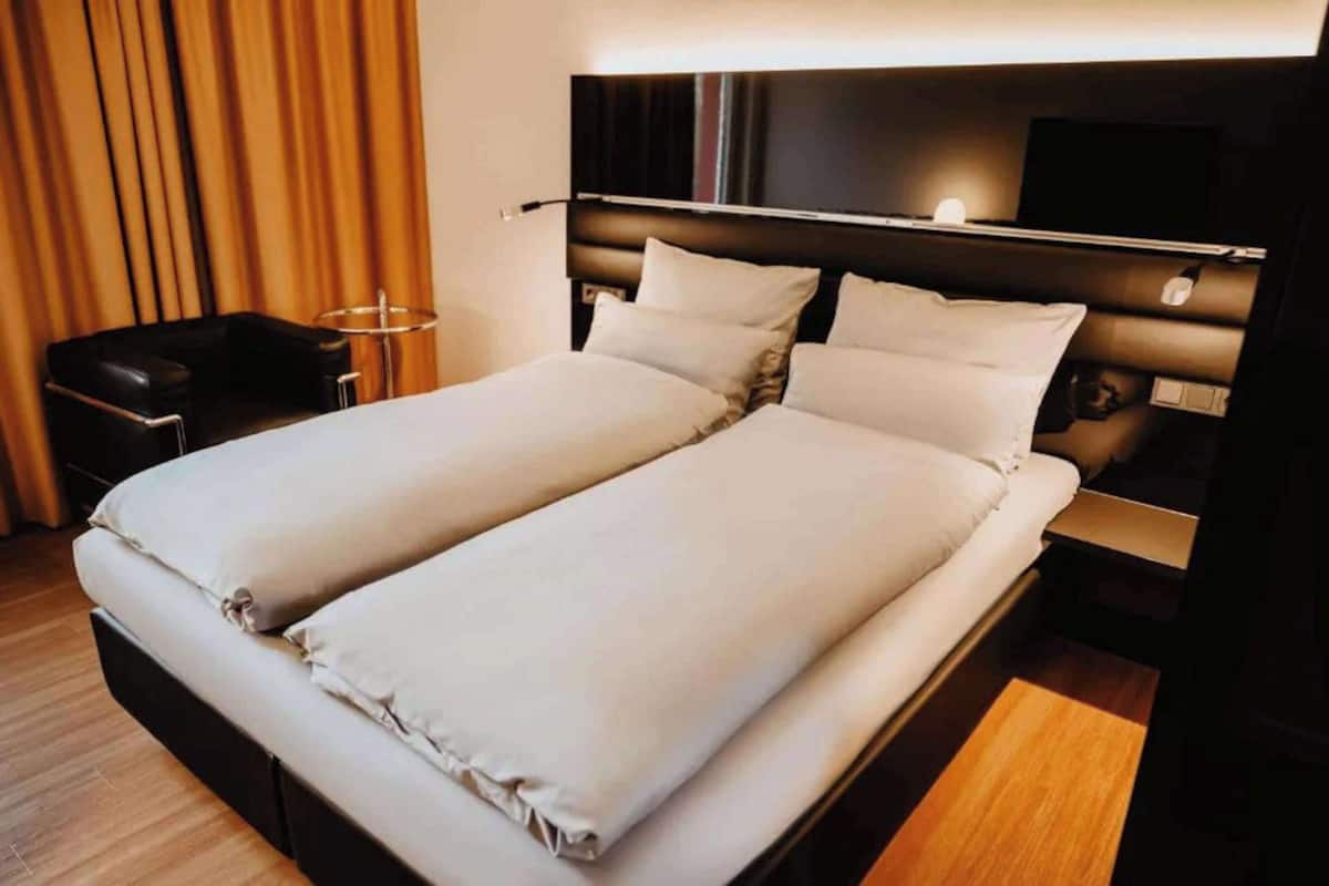 Premium-værelse - 1 queensize-seng (Walk-in Shower) | Premium-sengetøj, minibar, pengeskab på værelset, skrivebord