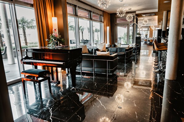 Bar piano