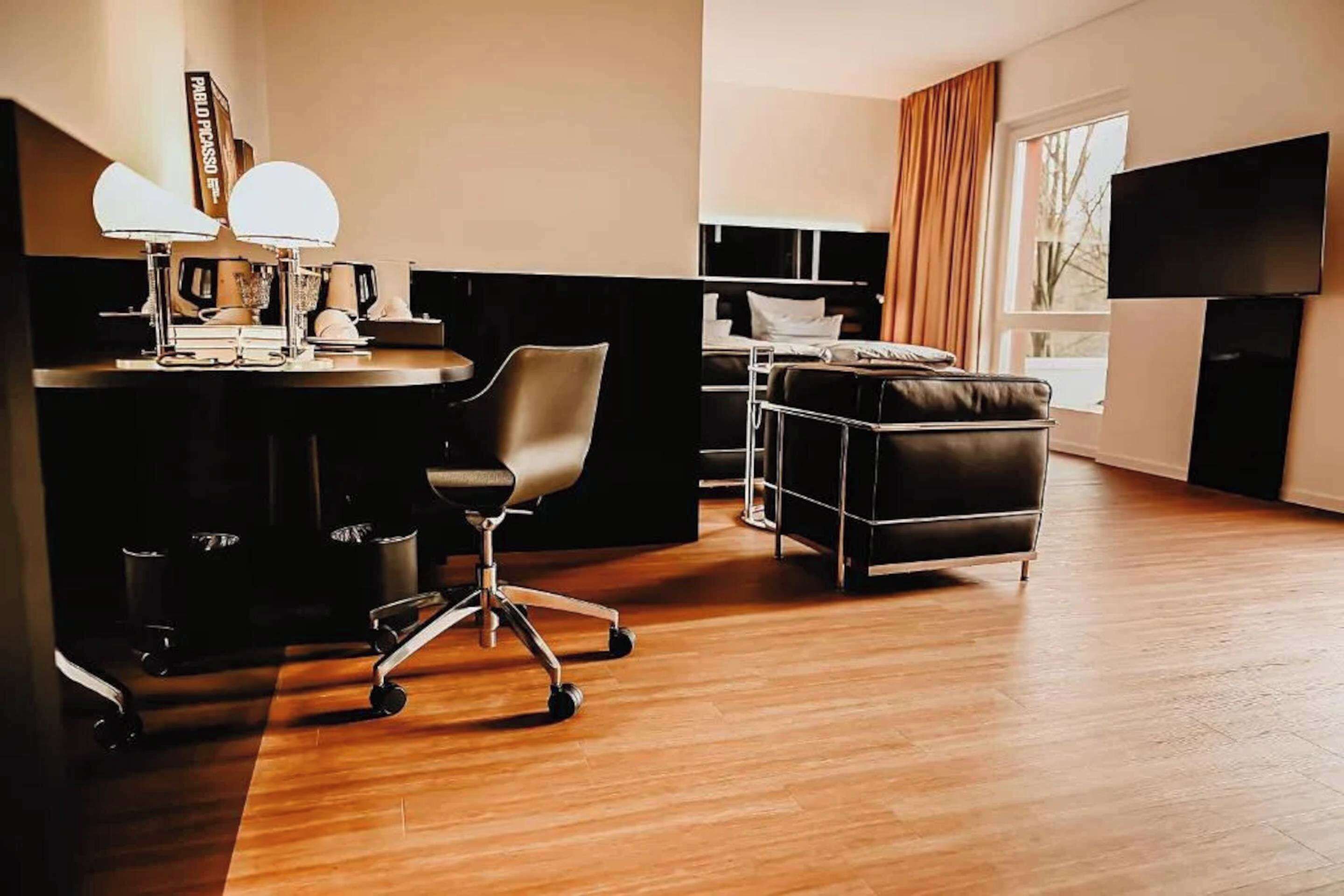 junior suite, 1 king bed (walk-in shower) | 1 bedroom, premium bedding, minibar, in-room safe