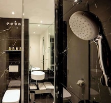 Roupas de cama premium, frigobar, cofres nos quartos, escrivaninha