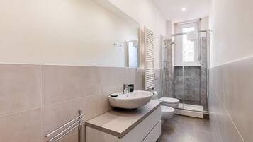 Douche, sĂšche-cheveux, bidet, serviettes fournies