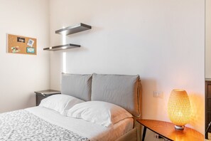 1 habitación, tabla de planchar con plancha y wifi 