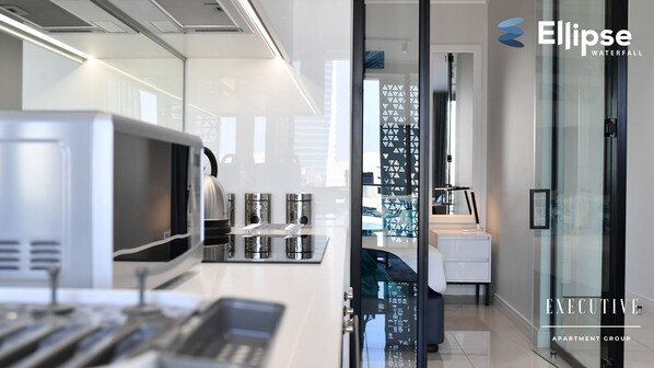 Private kitchen - A luxurious apart-hotel for business or leisure travelers in Waterfall City! (Midrand)