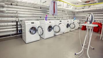 Apartment, 1 Queen Bed | Laundry