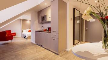 Departamento, 1 cama Queen size | Cocina privada | Refrigerador, microondas, horno y parrilla de estufa