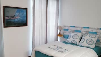 4 chambres, bureau, fer et planche à repasser, lit parapluie