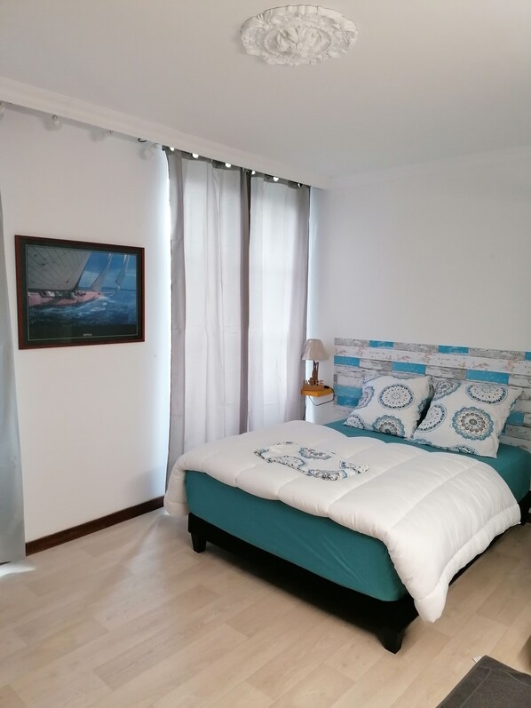 4 bedrooms, desk, iron/ironing board, travel cot