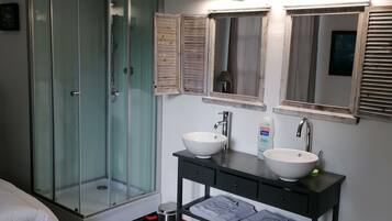 Baignoire, sèche-cheveux, serviettes fournies, savon