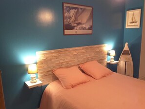 4 bedrooms, desk, iron/ironing board, travel cot