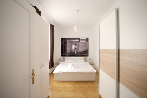 2 Schlafzimmer, Schreibtisch, Bügeleisen/Bügelbrett, Reisekinderbett