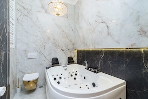 Badewanne, Haartrockner, Handtücher, Shampoo