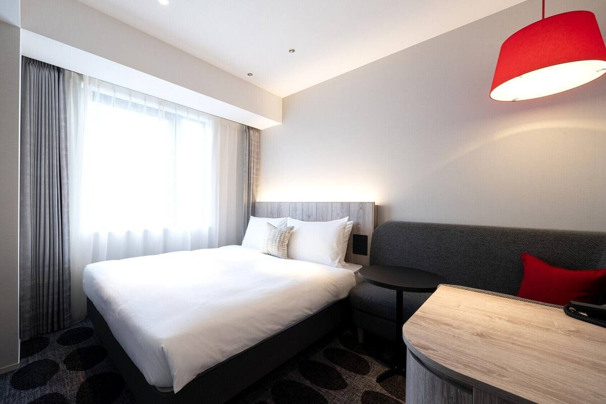 In-room safe, soundproofing, bed sheets