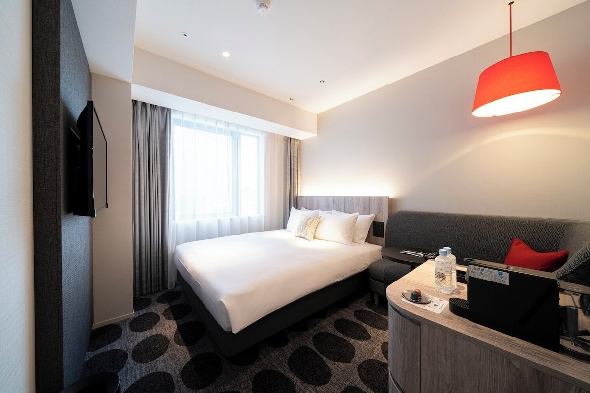 In-room safe, soundproofing, bed sheets