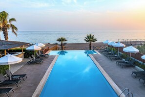 Una piscina al aire libre de temporada