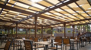 2 restaurantes; se sirve desayuno, almuerzo y cena; cocina turca