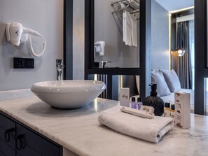 Ducha, cabezal de ducha tipo lluvia, secador de pelo, pantuflas