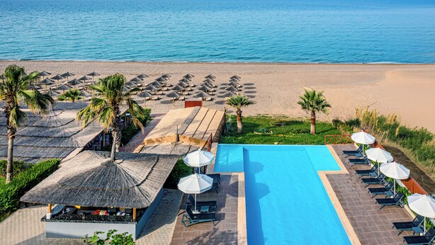 A pool area with lounge chairs and umbrellas, a beach with umbrellas and palm trees, and a clear view of the ocean. - Adora Calma Beach Hotel - Adults Only (Manavgat)