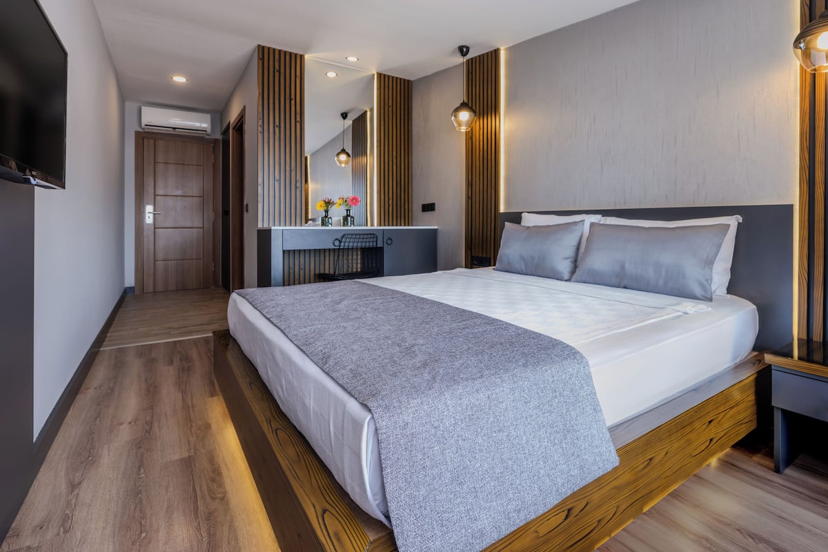 Premium bedding, free minibar, blackout drapes, soundproofing