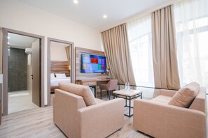 Familiekamer | Woonruimte | Een 108-inch flatscreentelevisie met kabelzenders en televisie