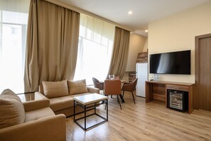 Superior studio suite | Luxe beddengoed, een minibar, een kluis op de kamer, een bureau