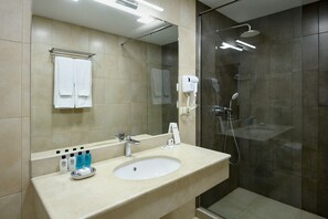 Douche, articles de toilette gratuits, sèche-cheveux, peignoirs