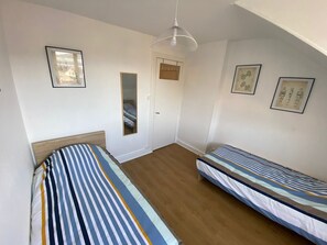 2 slaapkamers, een strijkplank/strijkijzer, reisbedje, gratis wifi