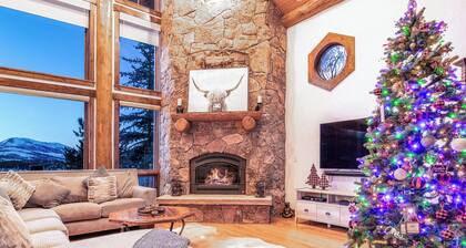 Luxury Home. Upscale Neighborhood. PrivateHot Tub.