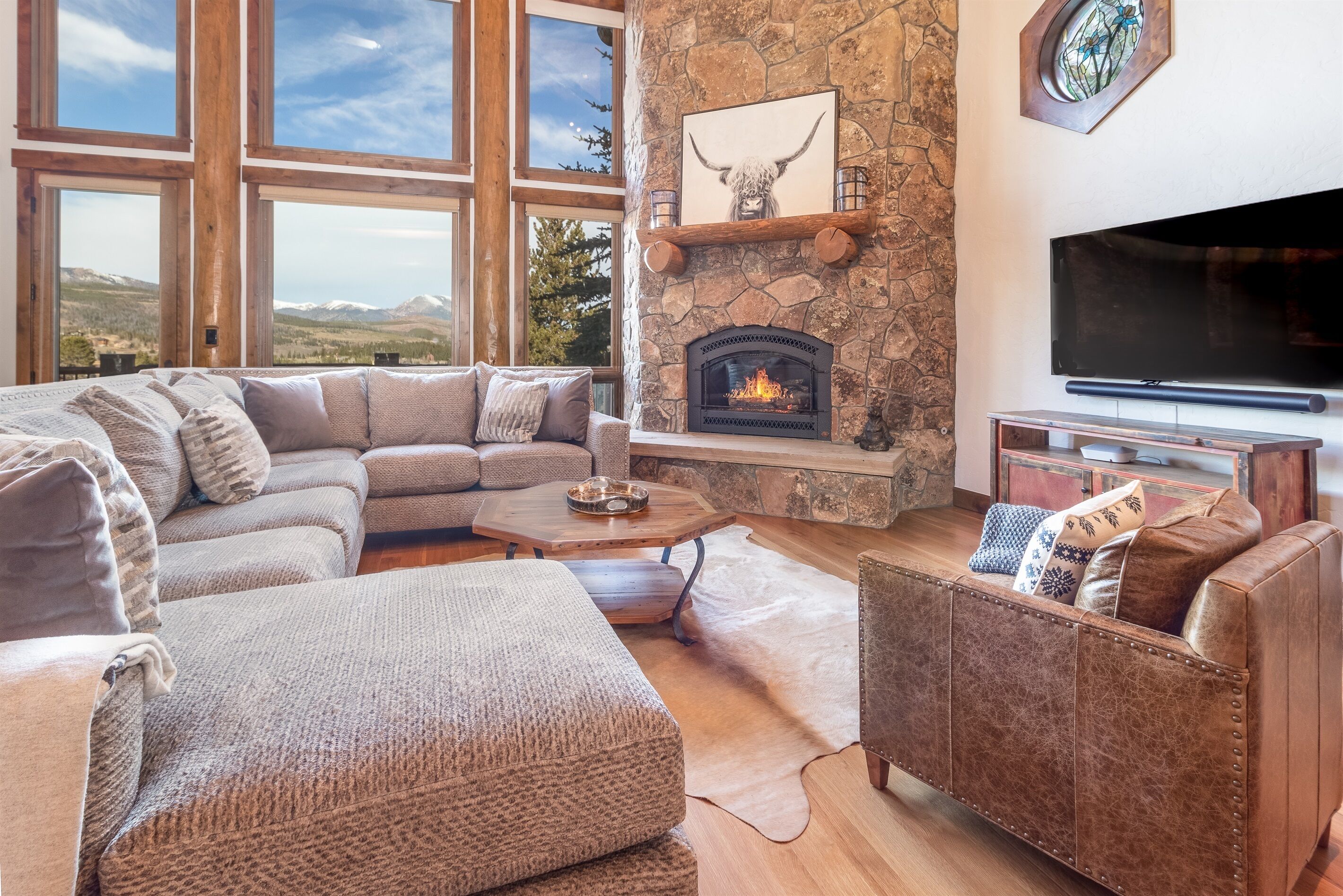 Una televisión, una chimenea, una oficina