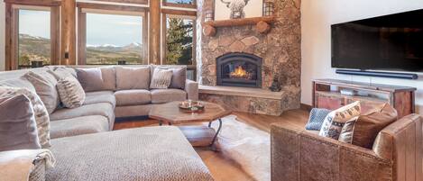 Tv, eldstad och kontor