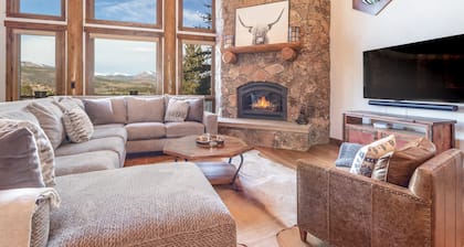 Luxury Home. Upscale Neighborhood. PrivateHot Tub.