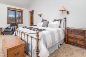 4 bedrooms, desk, iron/ironing board, travel cot