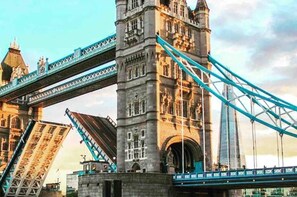 The Tower Bridge with its iconic towers and bascules. - Remarkable Apartment Near London Tower Bridge (London)