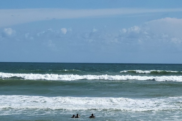 Platja a a prop, gandules de platja i tovalloles de platja