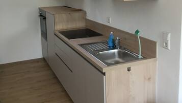 Frigorífico, horno, placa de cocina y lavavajillas