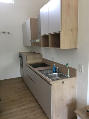 Jääkaappi, uuni, liesi, astianpesukone