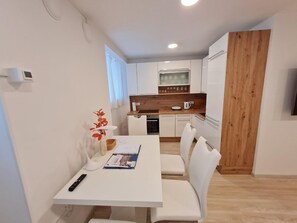 Fridge, oven, stovetop, dishwasher