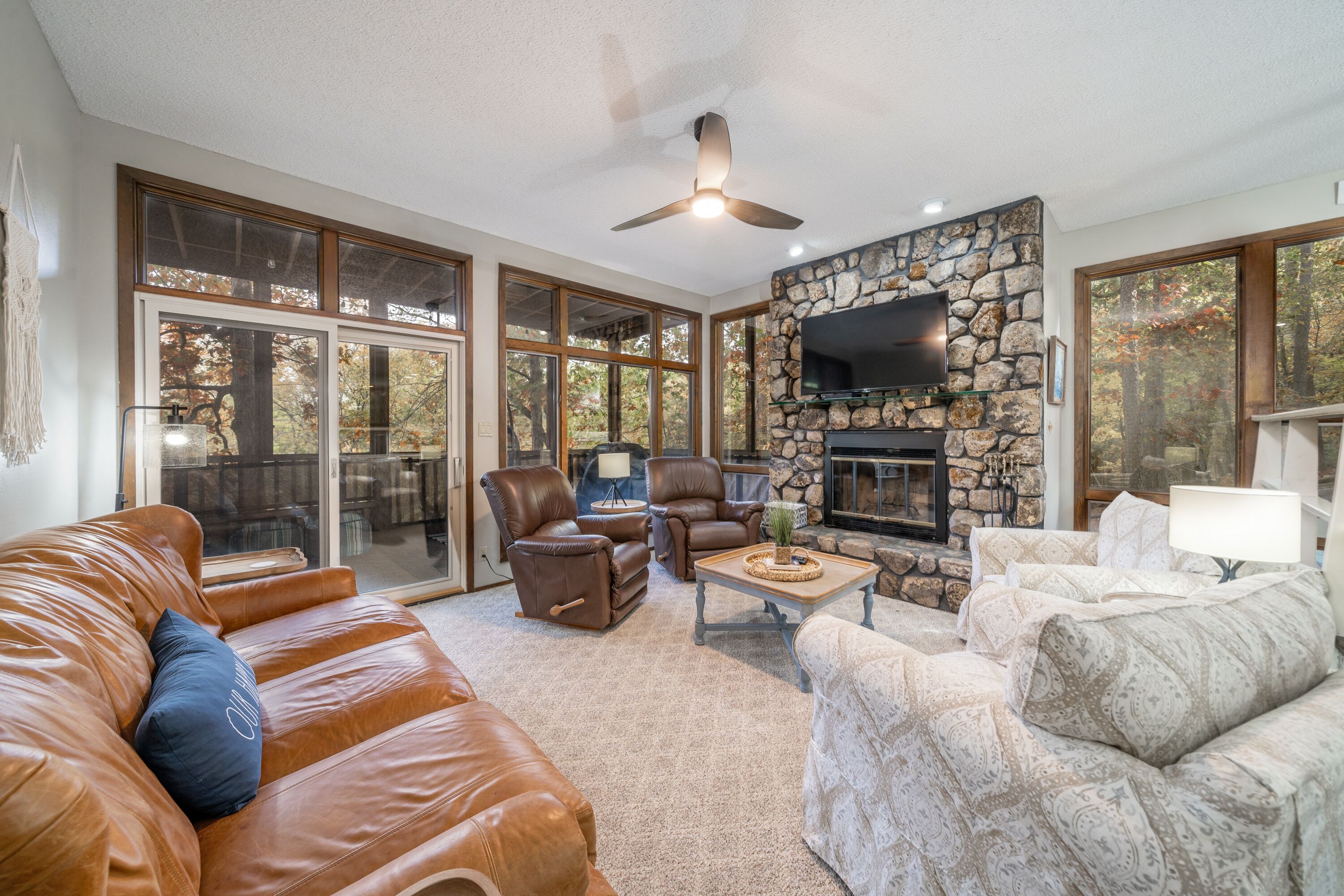 TV connectée, jeux vidéo, lecteur de DVD, livres