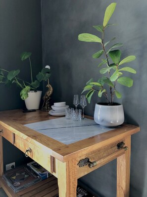Kühlschrank, Mikrowelle, Wasserkocher mit Kaffee-/Teezubehör
