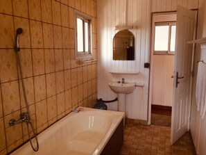 Combined shower/tub, jetted tub, bidet, towels