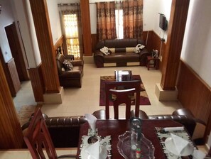 Smart TV, fireplace, DVD player, offices