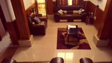Smart TV, chimenea, reproductor de DVD y oficina