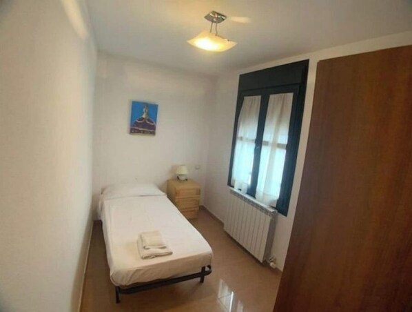 5 bedrooms, iron/ironing board, free WiFi, bed sheets